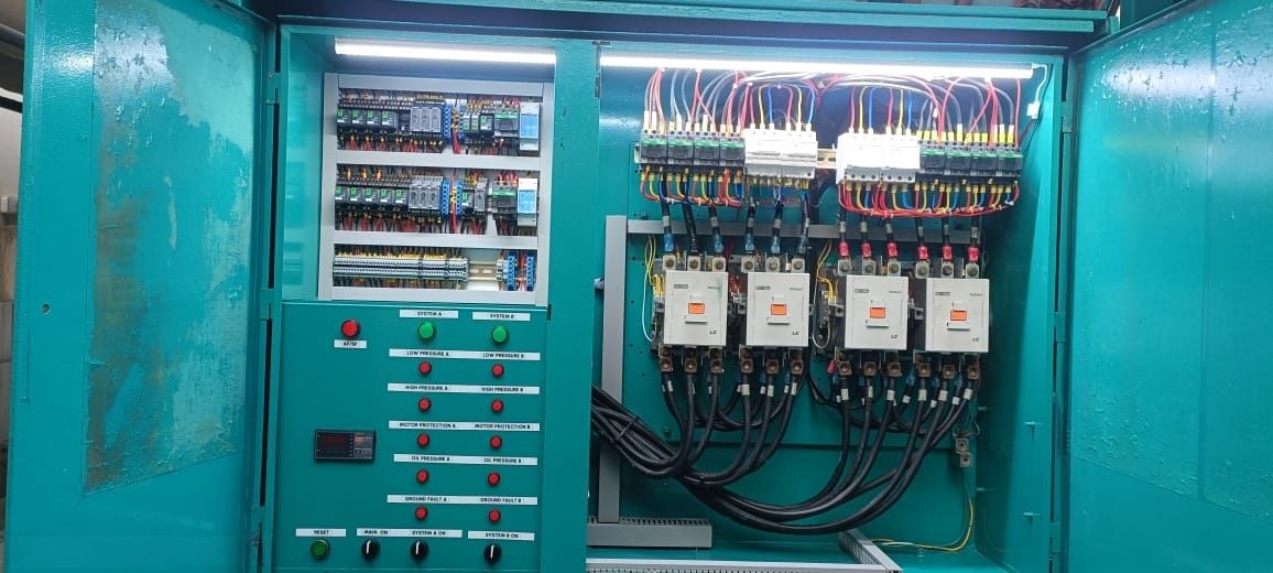 Chiller control panel: Dual-circuit starters, pressure & fault indication