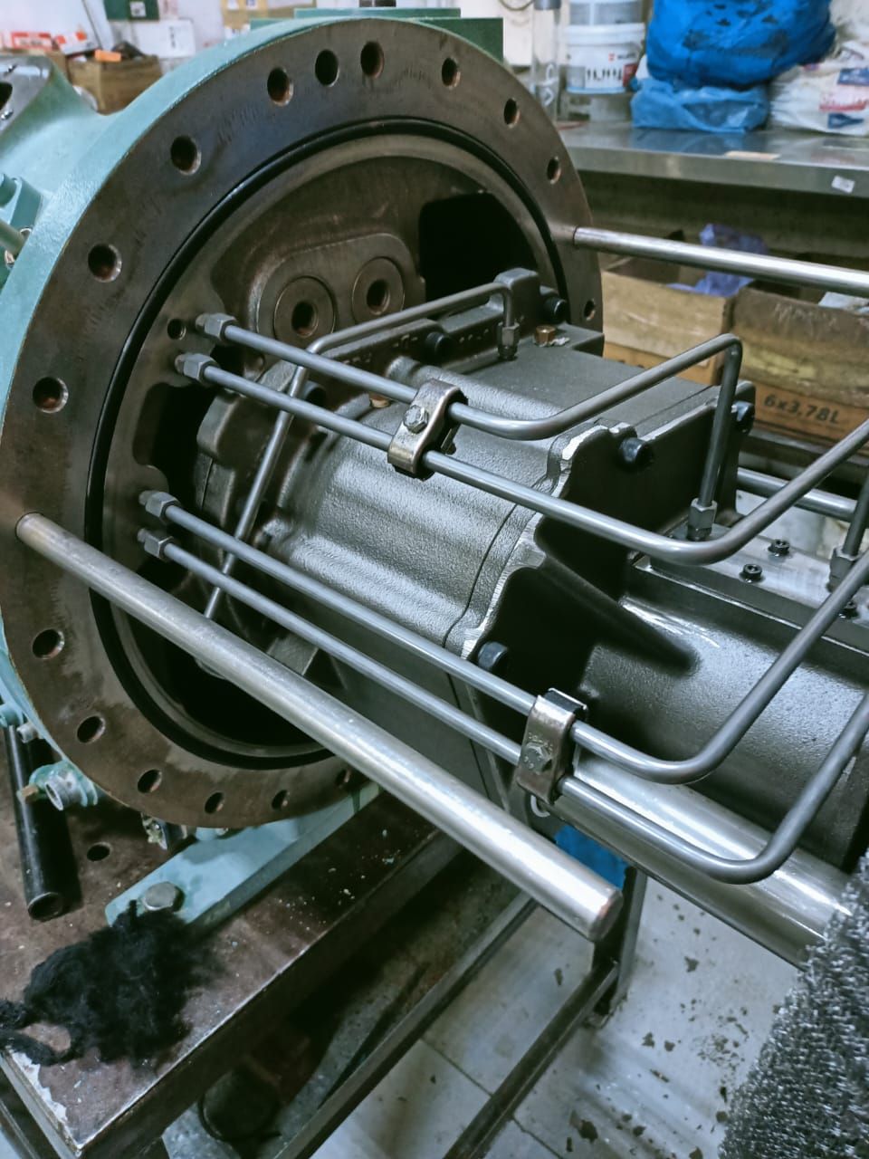 Screw compressor rebuild: Rotor housing & oil lines on the bench