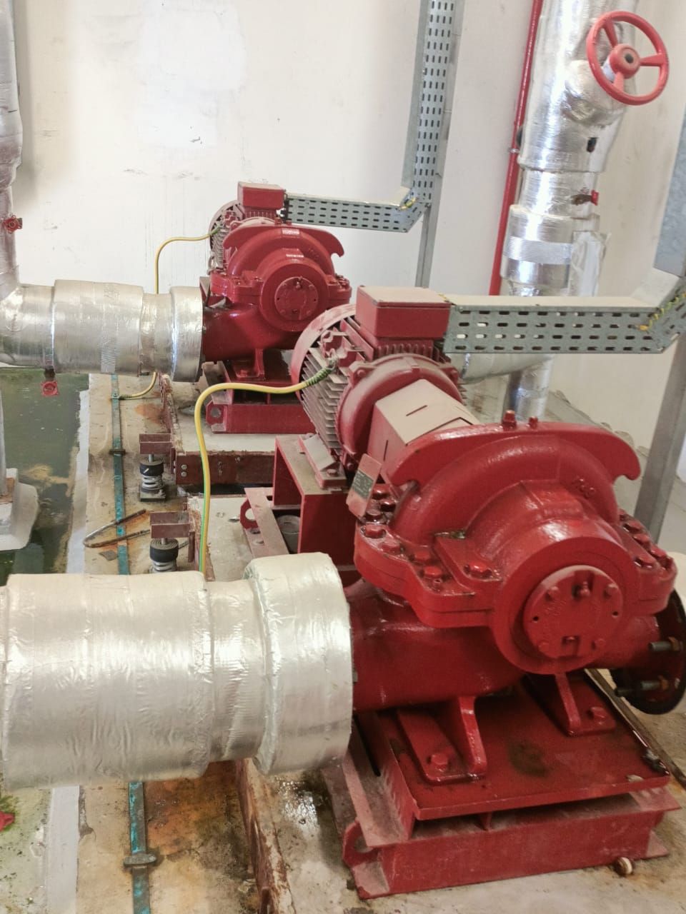 Chilled-water pumps: Split-case pump set, insulated headers